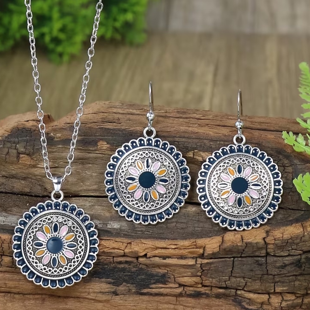 NWOT - Intricate Silver and Blue Pendant Necklace Set